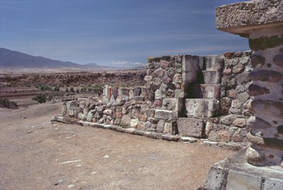 ポストクラシック時代後期の壁に設置された階段 作： Pre Columbian