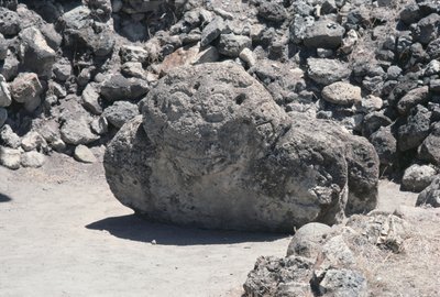 ポストクラシック時代後期の顔の石彫 作： Pre Columbian