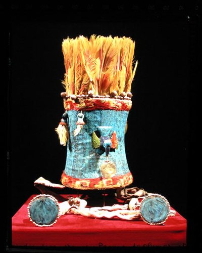 ペルー、チャンカイの羽毛のヘッドドレスとイヤリング 作： Pre Columbian Pre Columbian