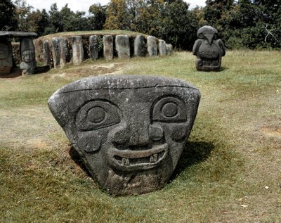 メガリスティック彫刻の三角形の頭部 作： Pre Columbian Pre Columbian