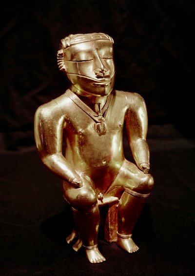 プレコロムビア美術、クインバヤ文明（コロンビア）：黄金に座った男性の彫像、紀元後400～1400年 - ボゴタ、コロンビア、ムセオ・デ・オロ - プレコロムビア美術、クインバヤ文明（コロンビア）、擬人化された像：座った男性 - 黄金の彫刻、紀元後400～1400年 - M 作： Pre Columbian Pre Columbian