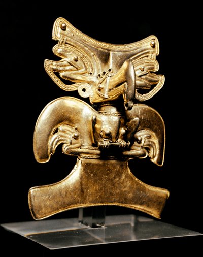 プレコロンビア美術、タイロナ文明：金製の鳥型ペンダント。紀元後10-16世紀。ボゴタ、Museo de oro 作： Pre Columbian Pre Columbian