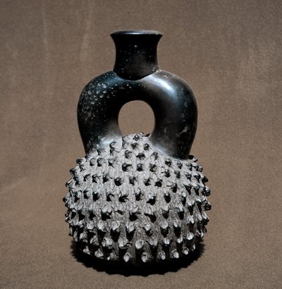 プレコロンビア美術、キュピスニック文明：カブトムシとザクロの形をした花瓶。紀元前300年〜紀元後100年。ペルー、リマ、国立人類学・考古学博物館 作： Pre Columbian Pre Columbian