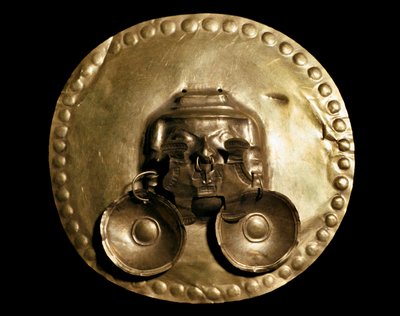 プレコロムビア文明 カリマ：黄金の胸飾り。7～15世紀 ボゴタ、ムセオ・デ・オロ・コロンビア 作： Pre Columbian Pre Columbian