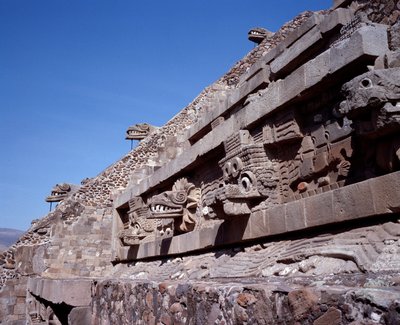 先住民族の文明：テオティワカン遺跡（紀元前300年〜紀元後600年）の風景：ケツァルコアトルの神殿または羽毛の生えた蛇の神殿。メキシコ 作： Pre Columbian Pre Columbian