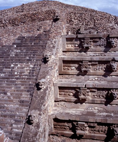 先住民族の文明：テオティワカン遺跡（紀元前300年〜紀元後600年）の風景：ケツァルコアトルの神殿または羽毛の生えた蛇の神殿。メキシコ 作： Pre Columbian Pre Columbian