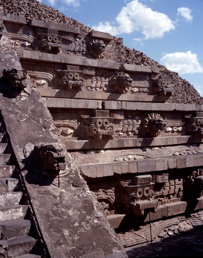 先住民族の文明：テオティワカン遺跡（紀元前300年〜紀元後600年）の風景：ケツァルコアトルの神殿または羽毛の生えた蛇の神殿。メキシコ 作： Pre Columbian Pre Columbian