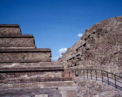 先住民族の文明：テオティワカン遺跡（紀元前300年〜紀元後600年）の風景：ケツァルコアトルの神殿または羽毛の生えた蛇の神殿。メキシコ 作： Pre Columbian Pre Columbian