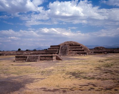 先住民族の文明：テオティワカン遺跡（紀元前300年〜紀元後600年）の風景：太陽の神殿（ピラミッド）がある。メキシコ 作： Pre Columbian Pre Columbian