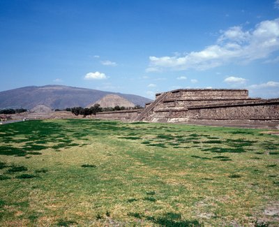 先住民族の文明：テオティワカン遺跡（紀元前300年〜紀元後600年）の風景：太陽の神殿（ピラミッド）がある。メキシコ 作： Pre Columbian Pre Columbian