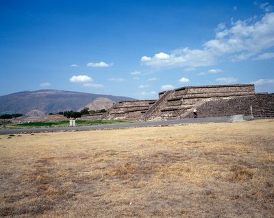 先住民族の文明：テオティワカン遺跡（紀元前300年〜紀元後600年）の風景：太陽の神殿（ピラミッド）がある。メキシコ 作： Pre Columbian Pre Columbian