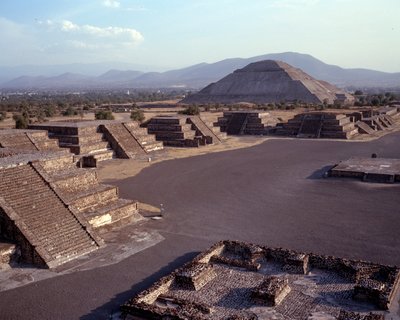 先住民族の文明：テオティワカン遺跡（紀元前300年〜紀元後600年）の風景：太陽の神殿（ピラミッド）がある。メキシコ 作： Pre Columbian Pre Columbian