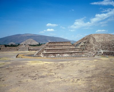 先住民族の文明：テオティワカン遺跡（紀元前300年〜紀元後600年）の風景：太陽の神殿（ピラミッド）がある。メキシコ 作： Pre Columbian Pre Columbian