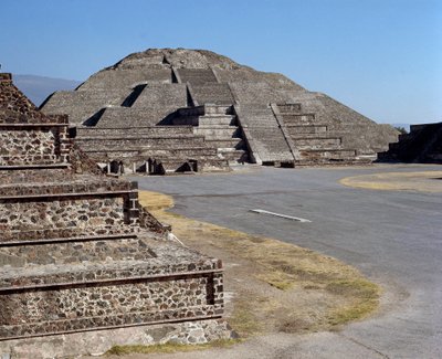 月のピラミッド 作： Pre Columbian Pre Columbian