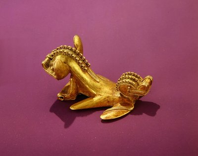 双頭の動物を描いたタイロナ・ペンダント 紀元後7～8世紀（金 作： Pre Columbian Pre Columbian