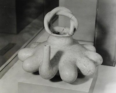 10個の乳首の形で飾られた花瓶、ワステカ、c.1000-1250（テラコッタ）（白黒写真） 作： Pre Columbian Pre Columbian
