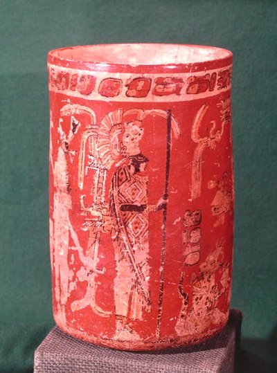 儀式の場面を描いた壺、テペウ1時代、ウアクダクトゥン出土、600～950年（多色石材）（201515も参照 作： Pre Columbian Pre Columbian
