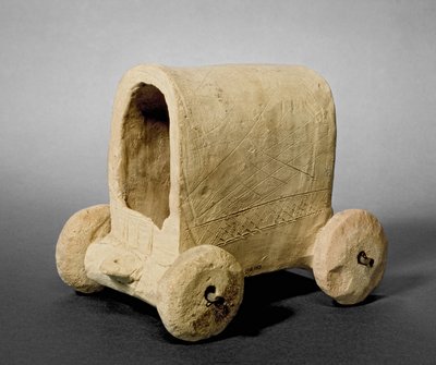 カルケミッシュ（イェラブラス）シリア近くのハマム（シリア）、紀元前2400〜2300年頃（テラコッタ）と言われる屋根付きの貨車のモデル 作： Prehistoric