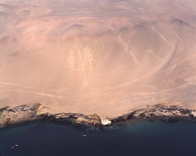 ピスコ湾に浮かぶパラカスの燭台（アンデスの燭台）の航空写真（1983年-撮影 作： Prehistoric Prehistoric