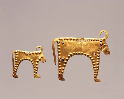 ヴァルナの発掘で出土した動物像、36号墳（金箔 作： Prehistoric Prehistoric