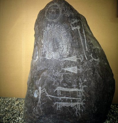 カムニ族の文明、先史時代、ロックアート：墓石、動物、矢の先端と螺旋 - ヴァルカモニカ（カモニカ渓谷）にあるバニョーロのステイルタイプ2（イタリア）。 作： Prehistoric Prehistoric