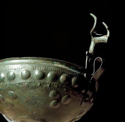エトルリア文明：ラツィオ州トルファのネクロポリスから出土したブロンズカップ。紀元前10世紀。ローマ、ルイジ・ピゴリーニ前史エトノグラフィーク美術館 作： Prehistoric Prehistoric