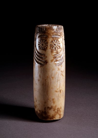 柱としての偶像。紀元前5000年頃の象牙彫刻 作： Prehistoric Prehistoric
