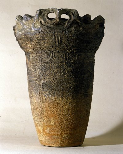 縄文時代（日本の先史時代）の大型テラコッタ製花瓶。ローマ、国立東洋美術館。 作： Prehistoric Prehistoric
