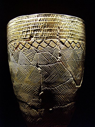 櫛歯状の装飾を施した土器、新石器時代の紀元前8000年頃、韓国・アムサ洞。写真提供：韓国・ソウル国立博物館 作： Prehistoric Prehistoric