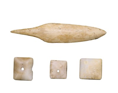 プレヒストワール（ネオリティーク）。矢の先端と骨のボタン。Cueva Toralla（Lleida）より 作： Prehistoric Prehistoric