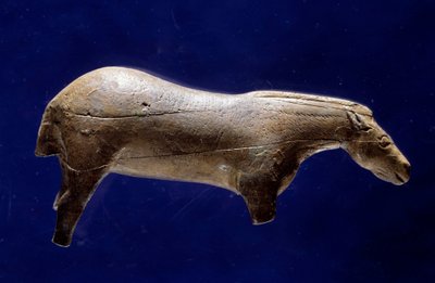 先史時代の美術（マグダレニアン中期）：エスペルーグ洞窟の象牙製マンモスの馬の円形の彫刻（オート・ピレネー地方） Dim.0,073x0,035x0,017 m. サン・ジェルマン・アン・レイ国立考古学博物館 作： Prehistoric Prehistoric