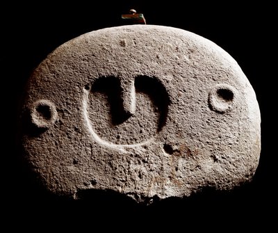 先史時代の芸術：イタリア、ラ・スペツィア近郊のルニジアナ遺跡から出土した鉄器時代の彫刻。紀元前1100～800年。ラ・スペツィア、ルニジアナ文明の市立博物館。 作： Prehistoric Prehistoric