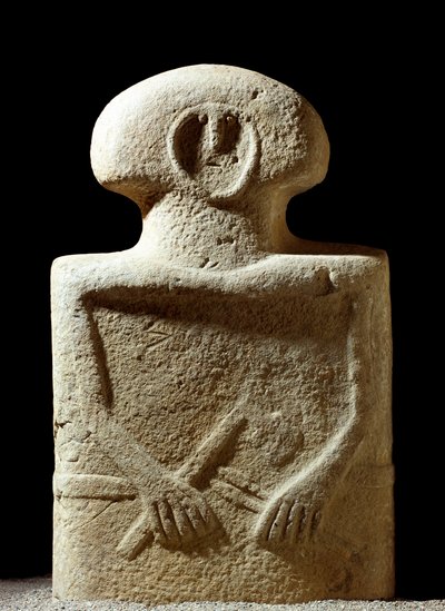 先史時代の美術：イタリア、ラ・スペツィア近郊のルニジアナ遺跡から出土した鉄器時代の人型彫刻像。紀元前1100〜800年。ラ・スペツィア、ルニジアーナ市民博物館 作： Prehistoric Prehistoric