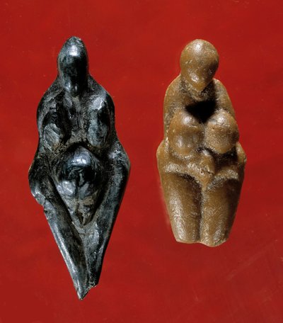 先史時代の美術品：ヴィーナスの彫像。左のステアタイト製のものは「ロザンジュ」と呼ばれ、紀元前25000年のバウス・ルース洞窟の遺跡から出土した。右は同時代のもので、ラ・バルマ・グランデから出土したものです。サン・ジェルマン・アン・レイ、ナの博物館 作： Prehistoric Prehistoric
