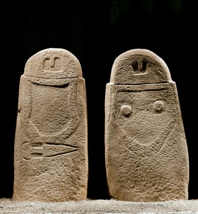 先史時代の芸術：イタリア、ラ・スペツィア近郊のルニジアナ遺跡から出土した鉄器時代の男女の2つのメンヒル。紀元前1100〜800年。ラ・スペツィア、ルニジアナ市民博物館（Museo Comunale della Civilta Lunigiana 作： Prehistoric Prehistoric
