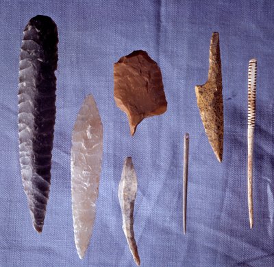 先史時代の道具：火打石、ナイフ、矢尻、針。サン・ジェルマン・エン・レイアンティーク博物館 作： Prehistoric Prehistoric