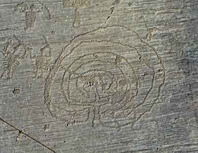 先史時代、カムニ文明、ロックアート：盾や剣などの武器を持った戦士の表現の墓石、そして迷路。新石器時代と青銅器時代の間の時代。ロッシェ。35 Capo di Ponte, Parco nazionale delle incisioni rupestri di Naqu 作： Prehistoric Prehistoric