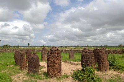 先史時代。ガンビアのワスから出土した巨石のサークル（写真 作： Prehistoric Prehistoric