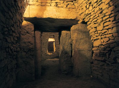 先史時代。新石器時代の埋葬物であるロメラル・ドルメン（紀元前3000年）。スペイン、アンダルシア地方、Antequera。 作： Prehistoric Prehistoric