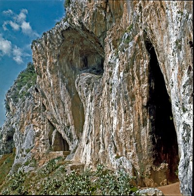 先史時代の話イタリアのヴェンティミリア（Ventimiglia）自治体のグリマルディ（Grimaldi）村にあるバルジ・ロッシ（Balzi Rossi）の洞窟には、旧石器時代に人間が住んでいた 作： Prehistoric Prehistoric