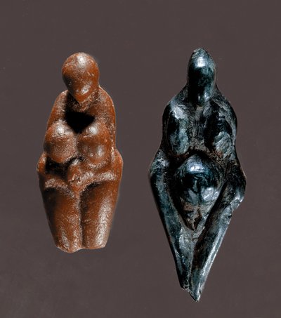 先史時代の"Venus de Grimaldi" 上部旧石器時代に作られた黄色と緑のステアタイト製のメレンゲの女神のフィギア。大きさ6 cm サン・ジェルマン・アン・レイ、古代博物館 作： Prehistoric Prehistoric