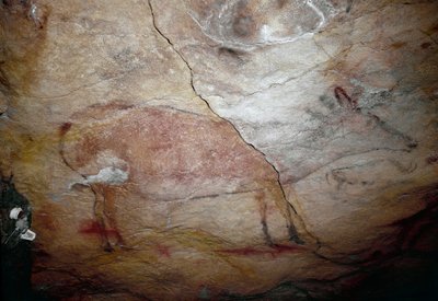 先史時代。上位旧石器時代（マグダレニアン）（16500年から14000年前）の石器時代の洞窟、アルタミラ（スペイン、サンタンデール）の「鹿」の岩絵 作： Prehistoric Prehistoric