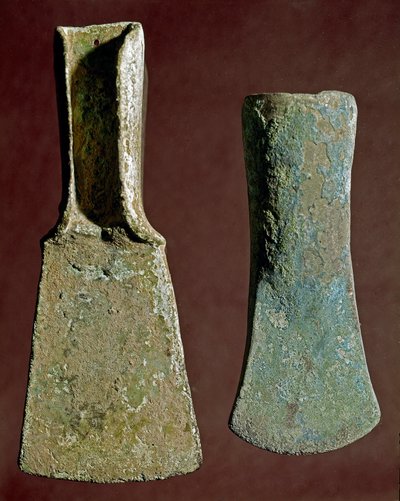 先史時代：フリント製の斧や槍の先端。アペニン山脈の文明（またはイタリア青銅器時代）。紀元前1400〜1300年。ペルージャ、ウンブリア国立考古学博物館（Museo Archeologico Nazionale dell
