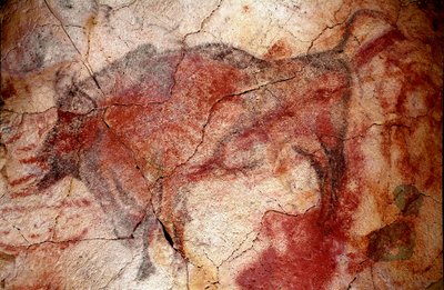 先史時代。上部旧石器時代（マグダレニアン）（16500～14000年前）の石器時代バイソン洞窟（スペイン、サンタンデール州アルタミラ）の岩絵「休息中のバイソン」。 作： Prehistoric Prehistoric