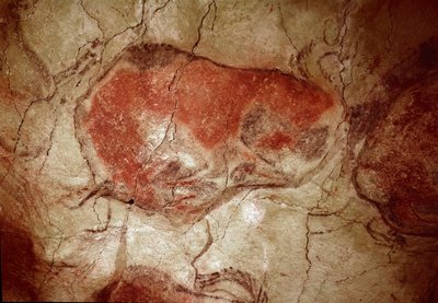 先史時代。上部旧石器時代（マグダレニアン）（16500年から14000年前の間）の岩絵「休息中のバイソン」 石器時代のバイソン洞窟、アルタミラ、サンタンデール、スペイン - 先史時代：休息中のバイソン 岩絵、上部旧石器時代（マグダレニアン）（1の間 作： Prehistoric Prehistoric
