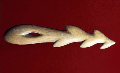 先史時代：魚釣りに使われた骨の銛（もり）。マグダレニアンの文化、後期旧石器時代。ヴェローナ、市民自然史博物館 作： Prehistoric Prehistoric