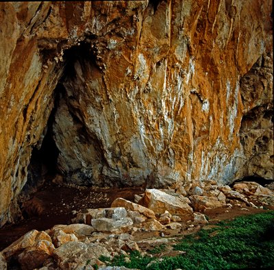 先史時代：モンデッロ（PA）の近くにある洞窟 "grotta dell