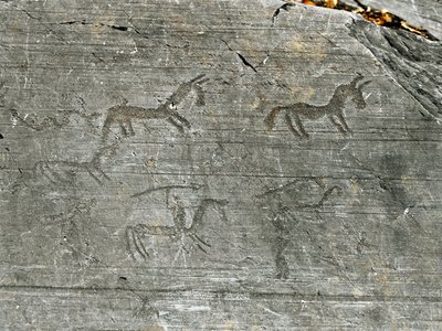 先史時代、カムニ族の文明、ロックアート：狩猟シーンの墓石、狩猟者が槍を振りかざしている。新石器時代と青銅器時代の間の時代。Capo di Ponte, Parco nazionale delle incisioni rupestri di Naquane, Valcamonica, Val Camonica, Ital 作： Prehistoric Prehistoric