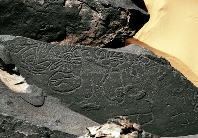 先史時代、ロックアート：タジーナ様式のフォームの墓石。石器時代紀元前5000-2000年。アルジェリア、ホッグガル高原（アハガル）、タギット 作： Prehistoric Prehistoric