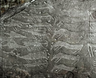 先史時代、ロックアート：短剣や牛を表現した墓石。銅器時代。新石器時代（chalcolithic）。ロッシュn．Cemmo (Brescia) Parco archeologico nazionale dei Massi di Cemmo, Italy 作： Prehistoric Prehistoric